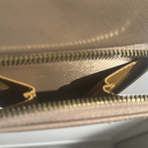 NWOT Beige three section crossbody bag with Creditcard compartments w/goldtone. - Picture 5 of 10